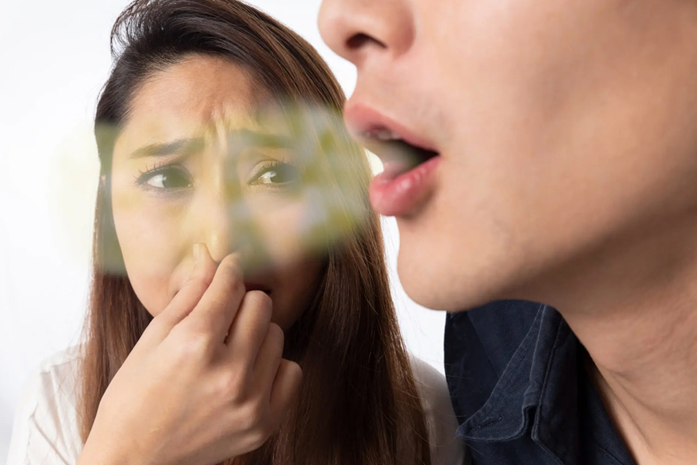 Quais São as 4 Causas Mais Comuns do Mau Hálito? Dentistas Explicam e Mostram Como Tratar